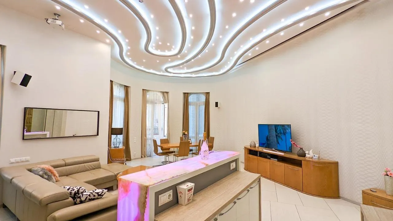 Appartamento Prime Downtown Budapest Luxury Condo, Private Spa, Home Cinema, Patio