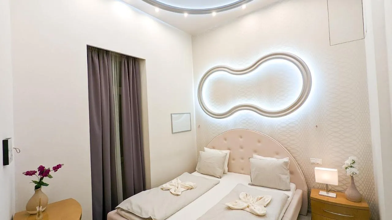 Prime Downtown Budapest Luxury Condo, Private Spa, Home Cinema, Patio Appartamento