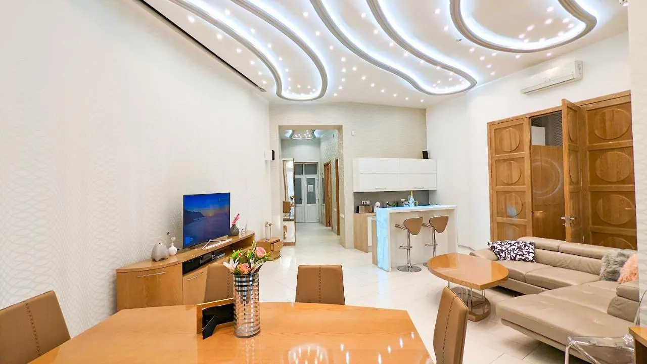 Prime Downtown Budapest Luxury Condo, Private Spa, Home Cinema, Patio Ungheria