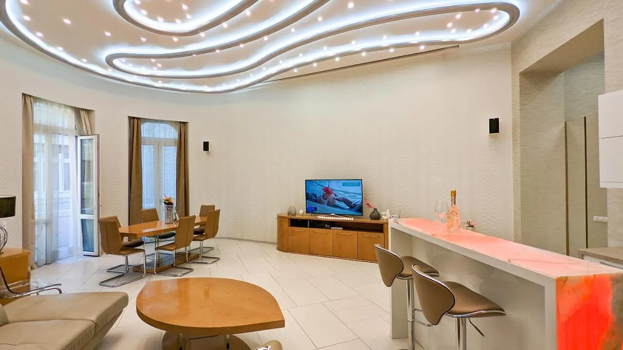 Appartamento Prime Downtown Budapest Luxury Condo, Private Spa, Home Cinema, Patio