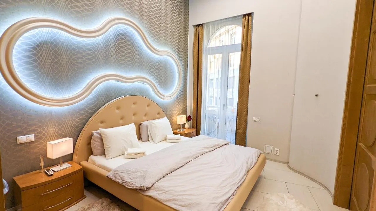 Appartamento Prime Downtown Budapest Luxury Condo, Private Spa, Home Cinema, Patio