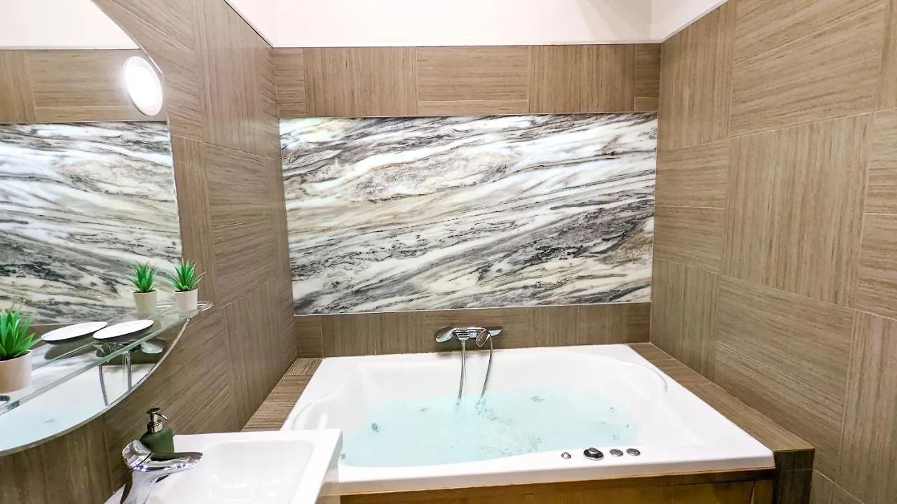 Appartamento Prime Downtown Budapest Luxury Condo, Private Spa, Home Cinema, Patio Ungheria