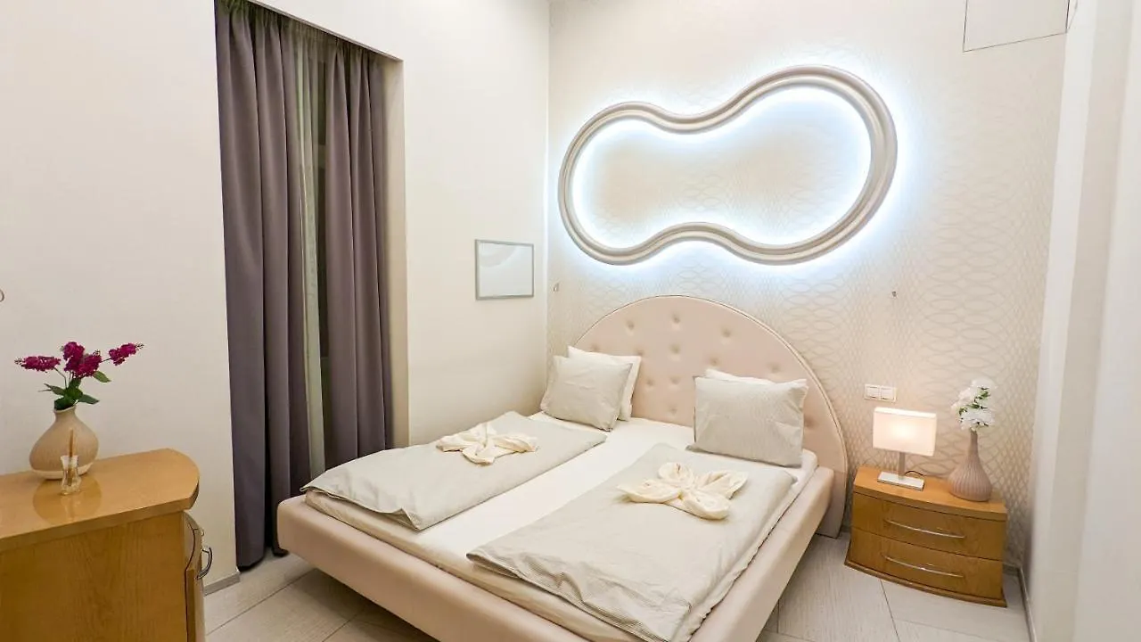 Prime Downtown Budapest Luxury Condo, Private Spa, Home Cinema, Patio 0*,  Ungheria
