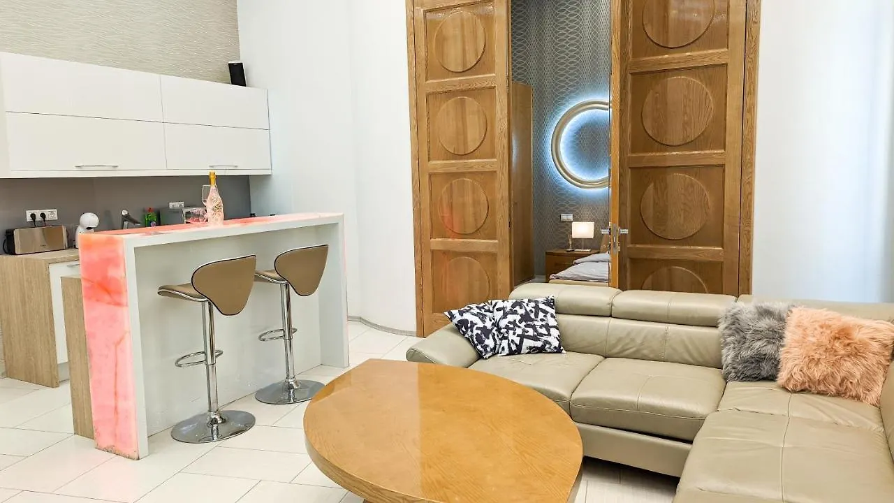 Appartamento Prime Downtown Budapest Luxury Condo, Private Spa, Home Cinema, Patio
