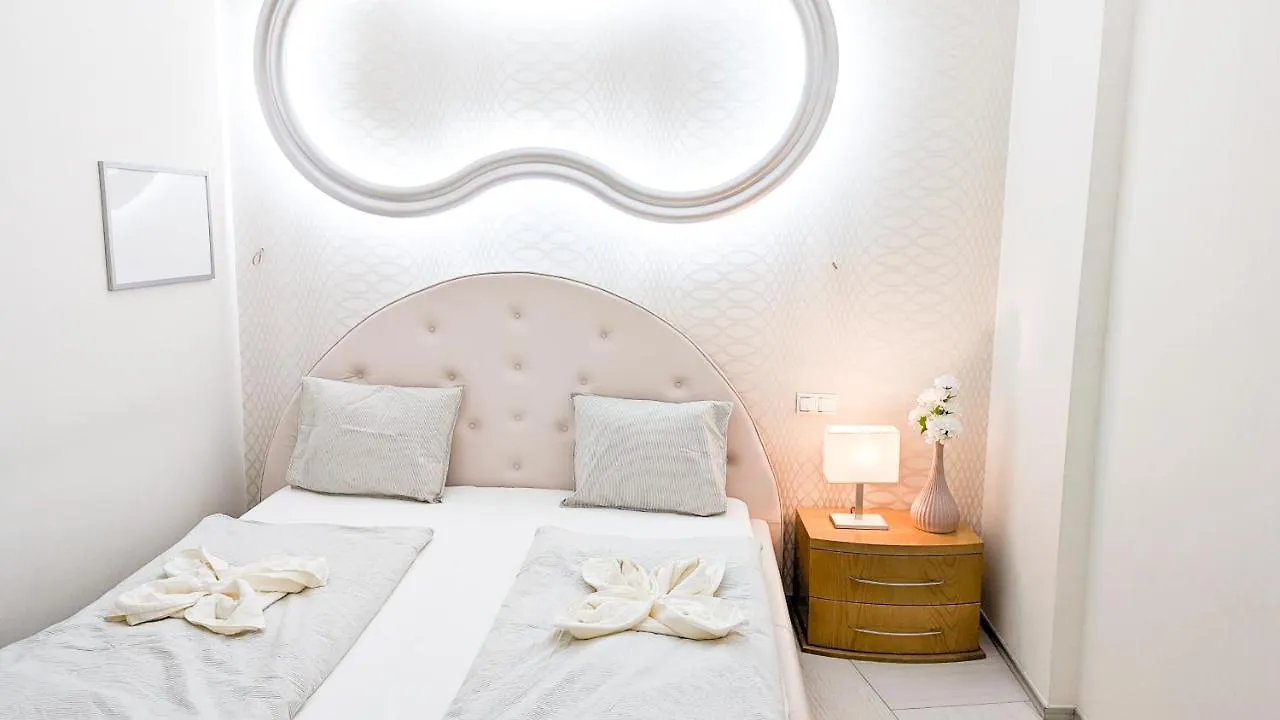 Prime Downtown Budapest Luxury Condo, Private Spa, Home Cinema, Patio Appartamento