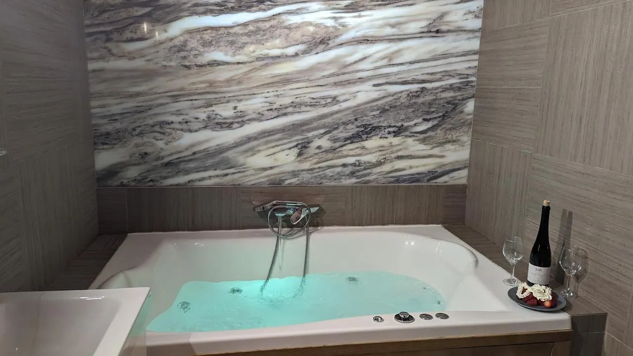 Prime Downtown Budapest Luxury Condo, Private Spa, Home Cinema, Patio Appartamento